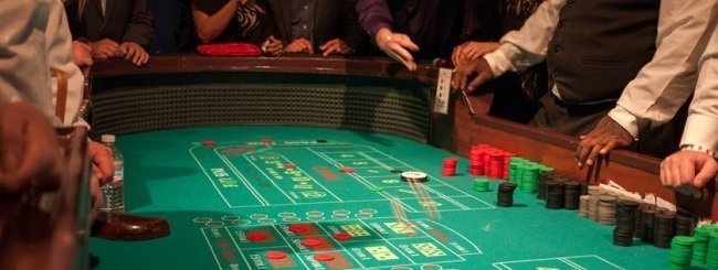 play craps at casino